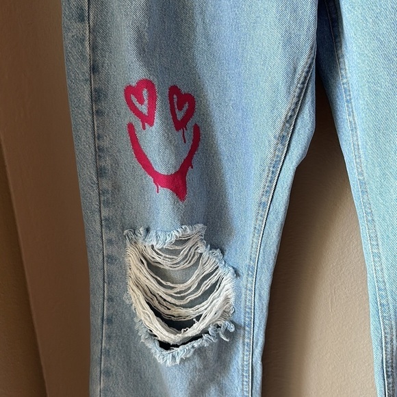 NWT BOOHOO Graffiti Print Ripped Knee Straight Leg Jeans - Picture 8 of 14